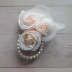 バラと パールビーズ付きコサージュ