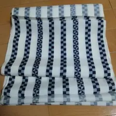 ストライプと幾何学模様の布地