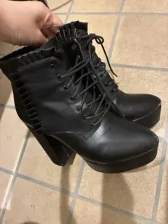 フリル付き黒レースアップブーツ