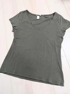 【超メルカリ市特別価格】H&M BASIC Vネック Tシャツ カーキ Lサイズのサムネイル