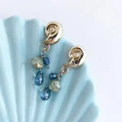 【ハンドメイド】海色チェコビーズがキラキラ揺れる巻貝ピアス
