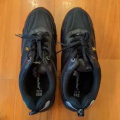 ブラック スニーカー