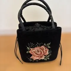 刺繍のバラ付き黒ハンドバッグ