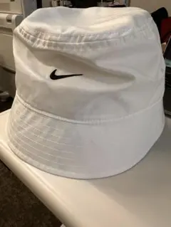 Nike ホワイト　バケットハット　小さめのサムネイル