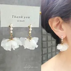 No.335 3連パール×フロストホワイトフラワー 花びら ピアス