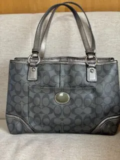 コ一チショルダーバッグ グレー ロゴパターンこの商品は今月までの値段です。