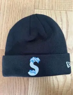 ほぼ未使用　黒色ニット帽 S刺繍 Supreme