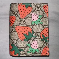 GUCCI　イチゴ柄 二つ折り財布のサムネイル