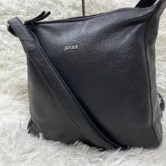極美品 BREE ショルダーバッグ 斜め掛け シルバーロゴ シボ革 ブラックのサムネイル