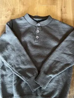お*り様 グレー ボタン付きヘンリーネック ニット