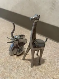 金属製 ゾウとキリンの置物　手乗りサイズ