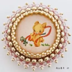 ビーズ刺繍　レトロ柄　くま　ブローチ　約4×4cm　約12.5g