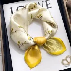 花柄シルク製スカーフ アイボリーイエロー　絹製バンダナ　約53cm正方形　可愛い