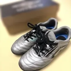 【値下げ】umbroアクセレイター　シルバー サッカーシューズ 合成皮革22.5