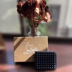 最終値下Christian Louboutin スタッズ二つ折り財布 袋 箱付きのサムネイル