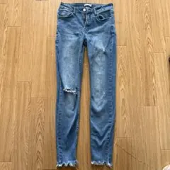 Bershka ライトブルースキニーデニム 膝穴あり