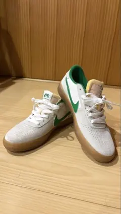 Nike ホワイト グリーン スニーカー