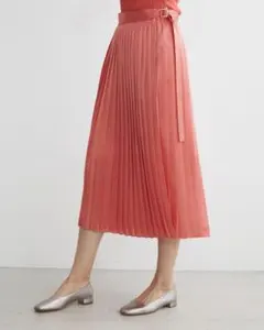 ホワイト プリーツスカート バックル付き(着画あり)