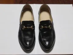 レディース　黒のローファー ゴールド金具付き