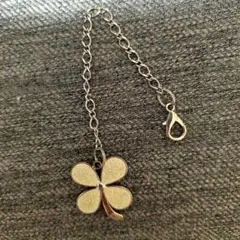 MKミッシェルクラン　バックチャーム　白い花　四葉　白いラメ