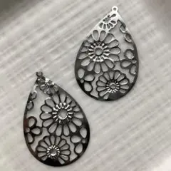 訳ありお花の涙型透かしパーツ ニッケル系 ２個セット