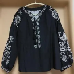 刺繍プリント入り長袖ブラウス　大きめ