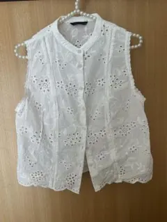 ZARA 刺繍入りホワイトノースリーブ