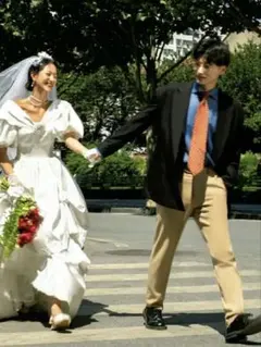 ホワイトウェディングドレス フリル付き前撮りウェディングフォト