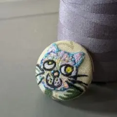 ミニサイズ 猫の顔のブローチ