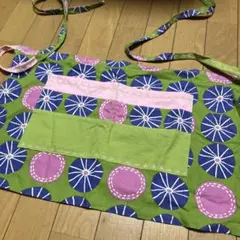 カラフルな円形模様のエプロン