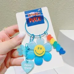 (ブルー)スマイルフラワーチャーム キーチェーン グラデーションハート付き