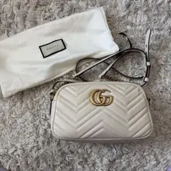 GUCCI - ベージュ GG マーモント スモール マトラッセ カメラバッグ