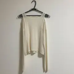 【新品・未使用】アイボリー オフショルダー ニット Lサイズ 淡色系 モテ系
