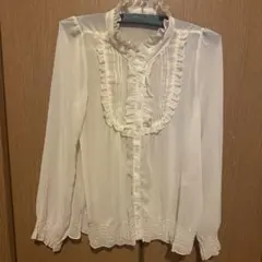 フリル付きホワイトボタンシャツ
