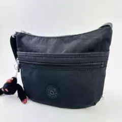 キプリング　ブラック ナイロン ショルダーバッグ ぬいぐるみチャーム付き　軽量