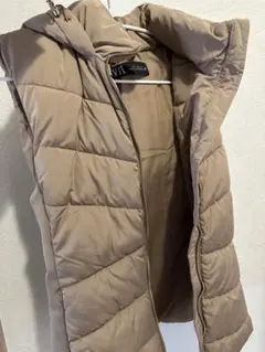新品未使用 ザラ ZARA ベージュ フード付きダウンベスト Sサイズ