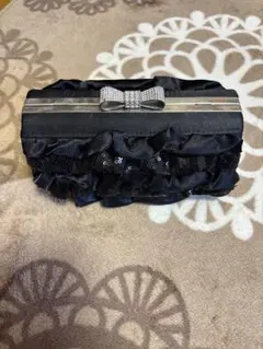 フリル付き黒パーティーバッグ