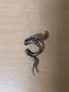 シルバー調 蛇デザイン イヤーカフ