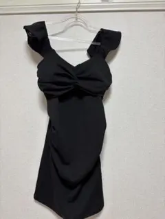 フリル付き黒ドレス