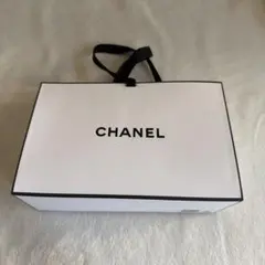 CHANEL ギフトホワイト チャーム付き