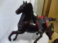 빨간색과 검은색 안장이 달린 철 또는 구리 말 조각, 약 30cm