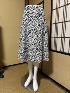 モノトーン 小花柄 フレアロングスカートのサムネイル