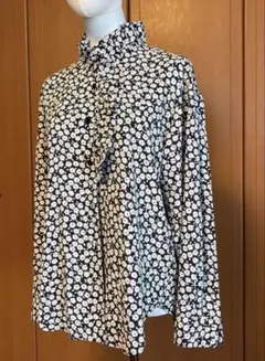 【極美品】小花柄フリル襟長袖シャツ　ゆったり