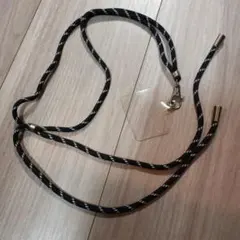 スマホ ショルダーストラップ 黒と白のストライプ