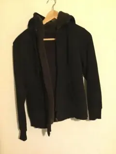 UNIQLO 黒のフリース内側フード付きパーカー