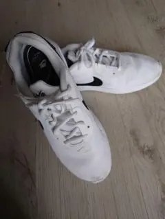 Nike ホワイト スニーカー　ランニングシューズ