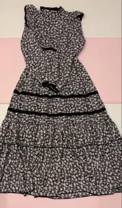 【美品】トリートユアセルフ 完売品 レトロフラワーモノトーンワンピース 小花柄のサムネイル