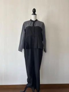 アンティカオールインワン　グレーとブラックのパンツセットアップ