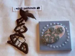 ミナペルホネン 花の刺繍オーバル型ブローチ