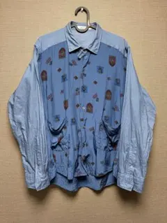 エンブレム柄 ブルー長袖シャツ　ポケットあり